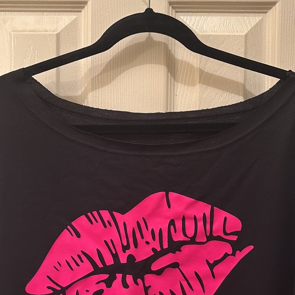 Women’s Begonia K Black Long-Sleeve Novelty Tee with Hot Pink Lips Graphic - Picture 4 of 7
